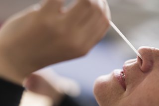 La raréfaction de ce geste depuis le début de l'année a pesé lourd sur les résultats semestriels de Roche. (archive)